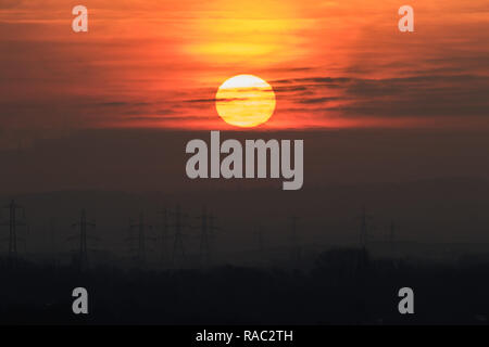 Londra REGNO UNITO. 4 gennaio 2019. Il sole sorge orb sopra torri di trasmissione a Wimbledon in un freddo inverno mattina come le temperature scendono sotto lo zero Credit: amer ghazzal/Alamy Live News Foto Stock