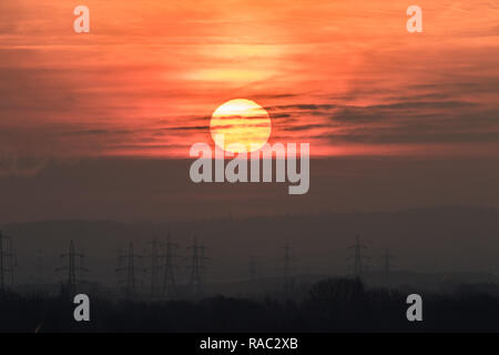 Londra REGNO UNITO. 4 gennaio 2019. Il sole sorge orb sopra il paesaggio di Wimbledon e torri di trasmissione su un freddo inverno mattina come le temperature scendono sotto lo zero Credit: amer ghazzal/Alamy Live News Foto Stock