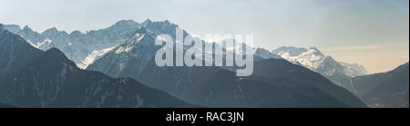 Panorama delle Alpi Italiane Montagne innevate delle Dolomiti di Brenta - Dolomiti di Brenta, Trentino Alto Adige, Trento sud della Ferrovia Retica Alp, Italia Foto Stock