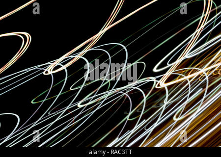 La città di notte le luci di strada lo sfondo e le luci di strada la sfocatura bokeh,cerchi colorati di luce sullo sfondo astratto. Foto Stock