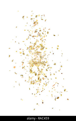 Pila di origano essiccato lascia isolati su sfondo bianco Foto Stock