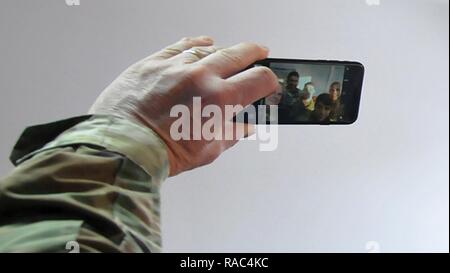 Esercito degli Stati Uniti Il Mag. Gen. Duane A. Gamble, commander, XXI Theatre Supporto comando, prende un selfie con soldati, 15 società di trasporti, XVIII contro il supporto della brigata di supporto, mentre il turismo località 3° Brigata corazzate, 4° Divisione di Fanteria soldati con funzionamento Atlantic risolvere utilizzerà in Koszarowa, Polonia, 10 gennaio 2017. L'arrivo della brigata segna l inizio di back-to-back rotazioni delle brigate corazzate in Europa. Foto Stock