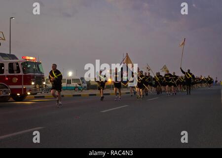 Stati Uniti La riserva di esercito Comandante Generale Lt. Gen. Charles D. Luckey e compagni soldati USAR eseguito durante un 5K a Camp Arifjan, Kuwait, 10 gennaio, 2017. Foto Stock