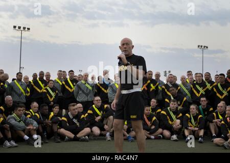 Stati Uniti La riserva di esercito Comandante Generale Lt. Gen. Charles D. Luckey parla con soldati provenienti da la 316supporto comando (Expeditionary), un U.S. Esercito di unità di riserva da Coraopolis, Pa., dopo un 5K a Camp Arifjan, Kuwait, 10 gennaio, 2017. Luckey ha parlato con i soldati sulle funzionalità, la necessità e l'importanza delle loro missioni all'estero. La 316Comitato missione in Kuwait è di sostenere il primo supporto comando (Teatro) missione di fornire supporto logistico in tutti gli Stati Uniti Comando centrale area di operazioni. Foto Stock