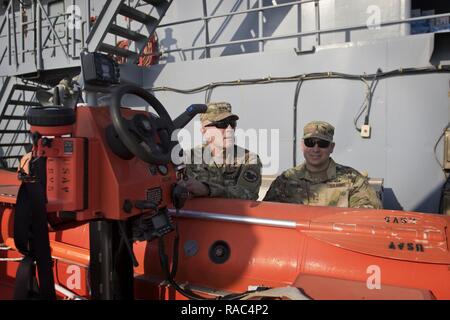 Stati Uniti La riserva di esercito Comandante Generale Lt. Gen. Charles D. Luckey tours il supporto logistico Nave - 5 (LSV-5) "MG Charles P. lordo" durante un tour del Kuwait base navale e le sue capacità in Kuwait, 10 gennaio, 2017. Foto Stock