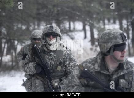 New Jersey Esercito Nazionale soldati di guardia con l'1-114th fanteria corsa verso la woodline dopo un inserimento di aria dalla Marine Aircraft Group 49 UH-1Y Huey elicotteri durante una formazione congiunta esercita su base comuneGuire-Dix Mc-Lakehurst, N.J., 10 gennaio, 2017. Il Marine Corps riserva prevista airlift e chiudere il supporto aereo alla società alfa di soldati di 1-114. Il 1-114, che è parte del cinquantesimo della brigata di fanteria combattere Team, sta partecipando a una serie di eventi formativi che culmineranno questa estate in un combattimento esportabile capacità di formazione esercitare sulla Fort Pickett, Va. l esercito Guardia Nazionale Foto Stock