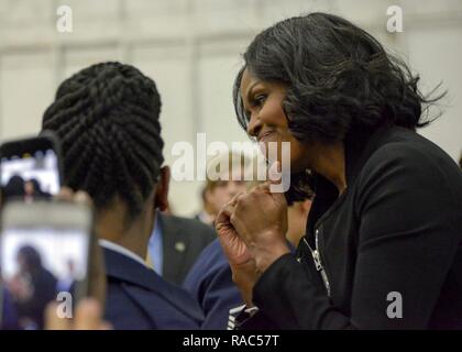 La First Lady Michelle Obama loda Tech. Sgt. Connecticut Wilson, 1° Airlift Squadron assistente di volo, come in primo luogo signora congeda la Air Force e di selezionare le unità che hanno appoggiato la sua con global airlift poiché il Presidente Barack Obama ha assunto le funzioni di comandante in capo a base comune Andrews, Maryland, 11 genn. 2017. Composto da quattro gruppi, l'ottantanovesimo Airlift Wing mantiene 24/7 alert, opera il governo Centro Operazioni di rete e fornisce in tutto il mondo un ponte aereo per il presidente, presidente di prima e seconda onorevoli membri del gabinetto e altri alti funzionari statunitensi come incaricato dal Foto Stock