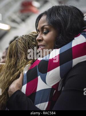 La First Lady Michelle Obama e Christine Parker, 89Airlift Support Group segretario, abbracciare come in primo luogo signora congeda la Air Force e di selezionare le unità che hanno appoggiato la sua con global airlift poiché il Presidente Barack Obama ha assunto le funzioni di comandante in capo a base comune Andrews, Maryland, 11 genn. 2017. Composto da quattro gruppi, l'ottantanovesimo Airlift Wing mantiene 24/7 alert, opera il governo Centro Operazioni di rete e fornisce in tutto il mondo un ponte aereo per il presidente, presidente di prima e seconda onorevoli membri del gabinetto e altri alti funzionari statunitensi come incaricato dal White Hou Foto Stock