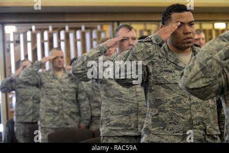 Avieri salutate come rubinetti svolge durante il Master Sgt. Scott W. Scovell il memoriale di servizio all'interno della cappella della libertà a Ellsworth Air Force Base, S.D., 11 genn. 2017. Scovell passato via Gen 3, ed è sopravvissuta da sua moglie e i suoi due figli. Foto Stock