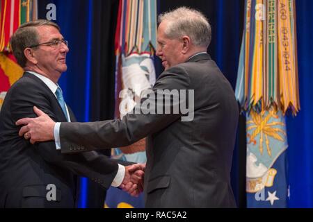 Il Segretario della Difesa Ash Carter riconosce il Sotto Segretario della Difesa per l'acquisizione, la tecnologia e la logistica, l'on. Frank Kendall, con il Dipartimento della Difesa medaglia per distinguere il servizio pubblico Premio durante una cerimonia in Auditorium del Pentagono a Washington, 11 gennaio 2017. Foto Stock