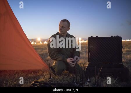 1Lt. John Adams, 36th Airlift Squadron C-130H navigator, imposta la zona di caduta di spie luminose a Yokota Air Base, Giappone, 11 gennaio 2017, durante la settimana di salto. Stati Uniti Marines dal 3° Battaglione di ricognizione, terza divisione Marine III Marine Expeditionary Force condotti giro jump training da un U.S. Air Force C-130 Hercules, assegnato al 36 COME. La formazione non sono ammessi solo i Marines a praticare il salto, ma ha anche permesso la Yokota personale di volo in pratica tattiche di volo e il tempo-package scende. Foto Stock