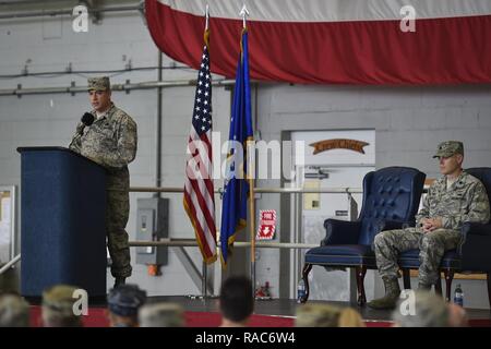 Aria Commandos e le loro famiglie partecipano 1 Operazioni Speciali Manutenzione aeromobili squadrone assunzione del comando cerimonia al commando Hangar sul campo Hurlburt Fla., Gennaio 12, 2017. Lt. Col. Philip Broyles, che in precedenza ha servito come comandante dell'801st particolari operazioni di manutenzione di velivoli Squadron, assunse il comando della 1SOAMXS. Foto Stock