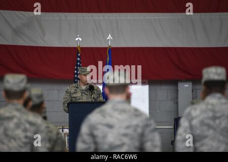 Col. Harry Seibert, comandante della 1° Operazioni Speciali gruppo Manutenzione, parla durante la 1a particolari operazioni di manutenzione di velivoli Squadron assunzione del comando cerimonia al campo Hurlburt Fla., Gennaio 12, 2017. Lt. Col. Philip Broyles, che in precedenza ha servito come comandante dell'801st particolari operazioni di manutenzione di velivoli Squadron, assunse il comando della 1SOAMXS. Foto Stock