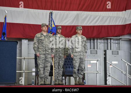 Aria Commandos e le loro famiglie partecipano 1 Operazioni Speciali Manutenzione aeromobili squadrone assunzione del comando cerimonia al commando Hangar sul campo Hurlburt Fla., Gennaio 12, 2017. Lt. Col. Philip Broyles, che in precedenza ha servito come comandante dell'801st particolari operazioni di manutenzione di velivoli Squadron, assunse il comando della 1SOAMXS. Foto Stock