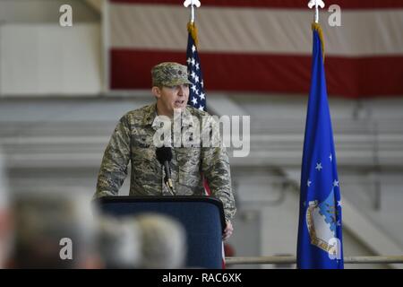 Il Mag. Bryan Hogan, comandante della 801st particolari operazioni di manutenzione di velivoli Squadron, dà commento durante un cambio del comando cerimonia al campo Hurlburt Fla., Gennaio 12, 2017. Hogan ha preso il comando del 801st SOAMXS dal comandante uscente, Lt. Col. Philip Broyles. Foto Stock