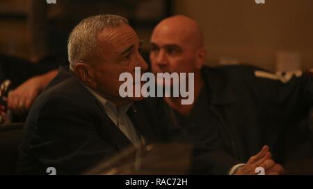 Lt. Col. Kenneth tubazioni, U.S. Il veterano della marina, ascolta discorsi durante la sua cerimonia di pensionamento dalla Sheriff's Department a San Diego, California, Gennaio 12, 2017. Tubi primo servito nella 1° Divisione Marine con il secondo battaglione, 7° Reggimento Marine. Tubi è servito per 25 anni nel Corpo della Marina degli Stati Uniti e 26 anni in San Diego sceriffo del dipartimento si riserva che includeva il servizio durante la crisi dei missili di Cuba e la guerra del Vietnam con la prima divisione Marine. Foto Stock