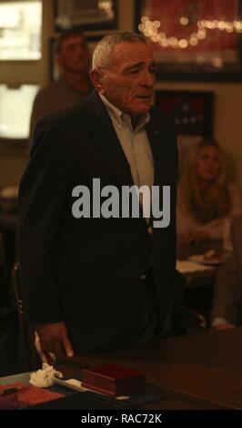 Lt. Col. Kenneth tubazioni, U.S. Il veterano della Marina, sorge a attenzione durante la sua cerimonia di pensionamento dalla Sheriff's Department a San Diego, California, Gennaio 12, 2017. Tubi primo servito nella 1° Divisione Marine con il secondo battaglione, 7° Reggimento Marine. Tubi è servito per 25 anni nel Corpo della Marina degli Stati Uniti e 26 anni in San Diego sceriffo del dipartimento si riserva che includeva il servizio durante la crisi dei missili di Cuba e la guerra del Vietnam con la prima divisione Marine. Foto Stock