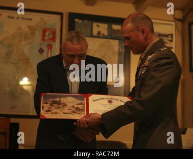 Col. Carlos Urbina Comandante, sede Battaglione, 1° Divisione Marine presenta Lt. Col. Kenneth tubazioni, U.S. Il veterano della marina, un certificato di encomio durante la sua cerimonia di pensionamento dalla Sheriff's Department a San Diego, California, Gennaio 12, 2017. Tubi primo servito nella 1° Divisione Marine con il secondo battaglione, 7° Reggimento Marine. Tubi è servito per 25 anni nel Corpo della Marina degli Stati Uniti e 26 anni in San Diego sceriffo del dipartimento si riserva che includeva il servizio durante la crisi dei missili di Cuba e la guerra del Vietnam con la prima divisione Marine. Foto Stock