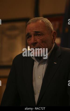 Lt. Col. Kenneth tubazioni, U.S. Il veterano della Marina durante la sua cerimonia di pensionamento dalla Sheriff's Department a San Diego, California, Gennaio 12, 2017. Tubi primo servito nella 1° Divisione Marine con il secondo battaglione, 7° Reggimento Marine. Tubi è servito per 25 anni nel Corpo della Marina degli Stati Uniti e 26 anni in San Diego sceriffo del dipartimento si riserva che includeva il servizio durante la crisi dei missili di Cuba e la guerra del Vietnam con la prima divisione Marine. Foto Stock