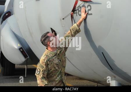 Lt. Col. Josh Koslov, xliii Expeditionary elettronica combattere comandante dello squadrone, ispeziona un CE-130H Compass chiamata gen 18, 2017 in una località segreta in Asia sud-ovest. Koslov è l'unità opera la bussola chiamata a sostegno di funzionamento inerenti risolvere la coalizione sforzo per sconfiggere militarmente Da'esh da, con e attraverso i partner regionali. Foto Stock