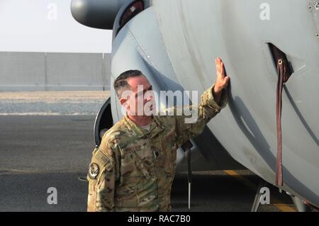 Lt. Col. Josh Koslov, xliii Expeditionary elettronica combattere comandante dello squadrone, ispeziona un CE-130H Compass chiamata gen 18, 2017 in una località segreta in Asia sud-ovest. Koslov è l'unità opera la bussola chiamata a sostegno di funzionamento inerenti risolvere la coalizione sforzo per sconfiggere militarmente Da'esh da, con e attraverso i partner regionali. Foto Stock