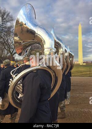 Stati Uniti I soldati assegnati per gli Stati Uniti Campo dell'esercito Band stand in formazione prima del 58th presidenziale Parata inaugurale di prove, Washington D.C., Gennaio 15, 2017. Più di 5 mila militari provenienti da tutta tutti i rami delle forze armate degli Stati Uniti, inclusi quelli di riserva e la Guardia Nazionale componenti, fornire supporto cerimoniali e il supporto della difesa delle autorità civili durante il periodo inaugurale. Foto Stock