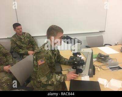 Pfc. Jace Pierce, un meccanico per la prima area di laboratorio medico, impara ad usare il microscopio per valutare la malaria campioni durante il 1° AML operative della Clinica di Malattie Infettive in corso presso l'Mallette Training Facility in Aberdeen Proving Ground, Maryland da 10-12 gennaio oltre 50 partecipanti provenienti da 10 enti hanno beneficiato del localmente-accreditato di tre giorni del corso e da docenti di diverse organizzazioni. Foto Stock