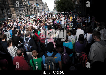 Edimburgo, Scozia - Agosto 14, 2010: folla godendo di un spettacolo all'aperto durante il Fringe Festival di Edimburgo. Foto Stock