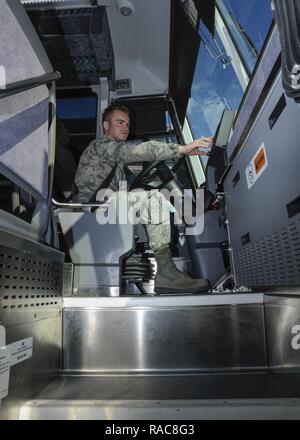 Senior Airman Giosia Eskimo, xi preparazione logistica Squadron veicolo dispatcher esegue controlli funzionali su un bus che verranno utilizzati a sostegno del 58th inaugurazione presidenziale, a base comune Andrews, Md., Gennaio 18, 2017. LRS prevede il trasporto di circa 1500 passeggeri dalla regione della Capitale Nazionale a Washington D.C. in modo che possano prendere parte all'inaugurazione. Foto Stock