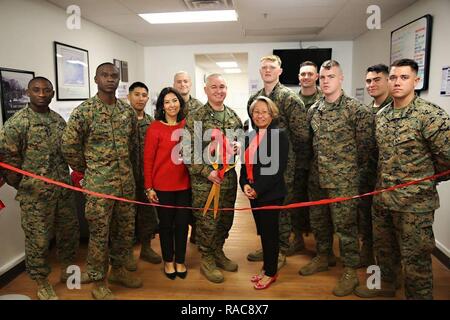 Marine Corps Air Station Yuma Comandante, Col. Ricardo Martinez, a fianco del Centro giuridico personale, taglia il nastro in onore dell'apertura ufficiale della stazione centro fiscale a bordo GLI ICM Yuma, Ariz., Martedì, Gennaio 17, 2017. Foto Stock