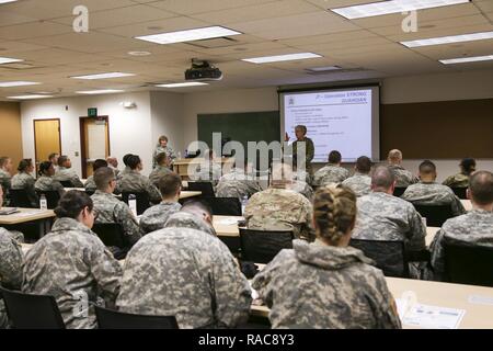 Alaska guardie con il compito di sostenere la 58th inaugurazione presidenziale ricevono un briefing di magg. Gen. Laurie Hummel, l'aiutante generale, presso il National Guard armory su base comune Elmendorf-Richardson, Alaska, Gennaio 17, 2017. Il 47 guardie sono dall'Alaska esercito nazionale della guardia 297regionale gruppo di supporto, 297Polizia Militare Company e l'Alaska Air National Guard dell'ala 168a forze di sicurezza Squadron e ala 176fs. Le guardie JBER partì per la regione della capitale nazionale, Gennaio 18, 2017, dove saranno il compito di fornire un ambiente sicuro e protetto per il civ Foto Stock