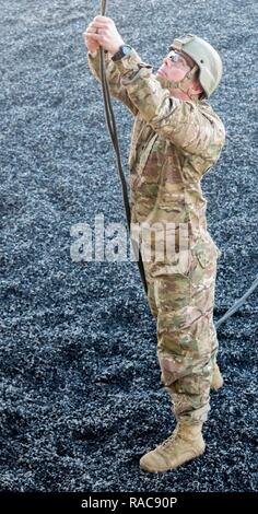 Sede e sede società, 1-153 Reggimento di Fanteria soldati di ricognizione condotta rappel operazioni a Fort Bliss, TX il 18 gennaio 2017. Diverse persone all'interno dell'azienda hanno le certificazioni per essere Rappel maestri. Queste certificazioni deve essere rinnovato ogni sei mesi. Rappel Master Instructor sergente staff Benjamin avvisatore acustico certificato i soldati. Foto Stock