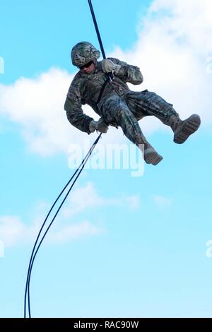 Sede e sede società, 1-153 Reggimento di Fanteria soldati di ricognizione condotta rappel operazioni a Fort Bliss, TX il 18 gennaio 2017. Diverse persone all'interno dell'azienda hanno le certificazioni per essere Rappel maestri. Queste certificazioni deve essere rinnovato ogni sei mesi. Rappel Master Instructor sergente staff Benjamin avvisatore acustico certificato i soldati. Foto Stock