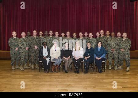 Stati Uniti Marine Corps Brig. Gen. Kevin J. Killea, centro, comandante generale, Marine Corps Impianti West, Marine Corps base Camp Pendleton, pone con i senior leader durante l'installazione dei comandanti' incontro al Pacific opinioni Event Center su Camp Pendleton, California, Gennaio 19, 2017. Foto Stock