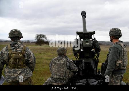 I soldati dell esercito assegnato ad Alfa e Bravo batteria, 1-143Campo rd artiglieria, prepararsi a test incendio di un M119A3 105mm obice a Camp Roberts, California, 18 gennaio 2017. Foto Stock