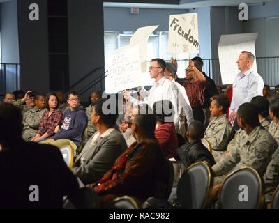 Un pubblico applaude dopo la visualizzazione di "La storia di un sogno", un gioco chronicling americano africano a suffragio della metà degli anni cinquanta a Yokota Air Base, Gennaio 12, 2017. Gli aviatori hanno agito i grandi avvenimenti della vita di Martin Luther King Jr., che hanno contribuito a determinare la legge di diritti civili di 1964 e i diritti di voto atto di 1965. I valori di libertà e di uguaglianza che il re ha lottato per continuare ad essere molto apprezzata nella Air Force oggi. Foto Stock