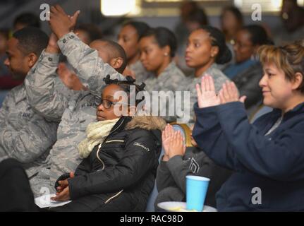 Un pubblico applaude dopo la visualizzazione di "La storia di un sogno", un gioco chronicling americano africano a suffragio della metà degli anni cinquanta a Yokota Air Base, Gennaio 12, 2017. Gli aviatori hanno agito i grandi avvenimenti della vita di Martin Luther King Jr., che hanno contribuito a determinare la legge di diritti civili di 1964 e i diritti di voto atto di 1965. I valori di libertà e di uguaglianza che il re ha lottato per continuare ad essere molto apprezzata nella Air Force oggi. Foto Stock