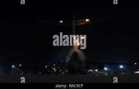 Stati Uniti Air Force Reserve aviatori assegnato all'452nd Manutenzione aeromobili squadrone e 446th squadrone manutenzione spray glicole di propilene su un C-17 Globemaster III aeromobili a Ramstein Air Base, Germania, gennaio 19, 2017. Lo scopo dello spruzzo è al dispositivo la coda e le ali di aerei che sono in procinto di partire. Aviatori di riserva più manutenzione aeromobili squadroni sono su un dazio provvisorio assegnazione a Ramstein al treno con la 721st AMXS. Foto Stock