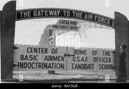 Base comune San Antonio-Lackland risale al 4 luglio 1942, quando il reparto di guerra parte distinta di Kelly Field a ovest di Leon Creek e ne ha fatto un'installazione indipendente, la denominazione è il San Antonio Aviation Cadet Center. L'Esercito di re-designato come l'esercito forze aeree militari del Centro di formazione 1 febbraio 1946, e ha dato la base militare di formazione missionaria per l'esercito Air Force. Foto Stock