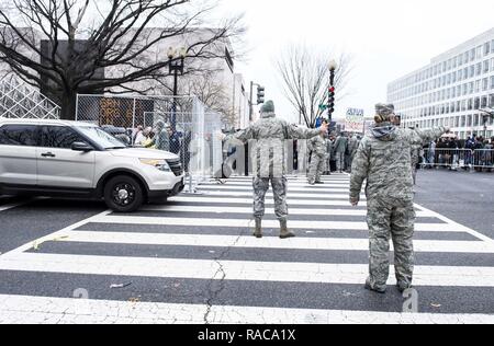 Avieri dalla Florida la Guardia Nazionale il 125th Fighter Wing fissare un checkpoint durante la 58th inaugurazione presidenziale a Washington D.C. Il aviatori sono uno di circa 340 Florida guardie assegnato alla Task Force della folla, guidato dall'ottantatreesimo truppa del comando ingegnere 779th battaglione. Foto Stock