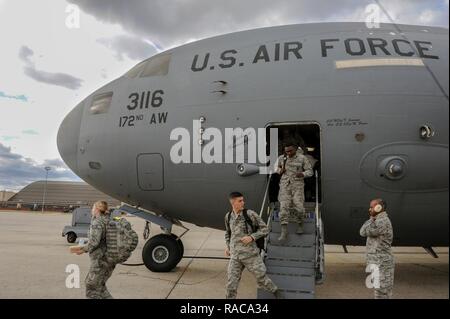 I membri dell'esercito Mississippi Guardia nazionale, deplane un C-17 Globemaster III, presso la base comune Andrews, Md., pista Gen 18, 2017. Il JRSOI accoglie e in processi di Airman e soldati che sosterrà le autorità locali durante il 58th inaugurazione presidenziale. Più di 7.500 guardie da 44 membri, 3 territori (Guam, Porto Rico e Stati Uniti Isole Vergini) e Washington sono fornendo funzioni di importanza critica per gli eventi inaugurali. Foto Stock