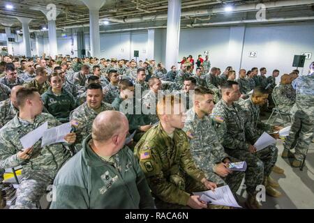 Stati Uniti I soldati assegnati al 115Polizia Militare Company (115 MP Co.), Rhode Island National Guard per assistere ad un breve trattamento presso la c.c. La Guardia Nazionale Armory, Washington D.C., Gennaio 18th, 2017. Soldati da 115 MP Co. ha viaggiato 8 ore per supportare l inaugurazione di Trump come lui diventa il quarantacinquesimo Presidente degli Stati Uniti durante la 58th inaugurazione presidenziale. 7.500 guardie nazionali da 44 membri, tre territori e il Distretto di Columbia assegnato alla Joint Task Force D.C. sono per fornire la gestione del traffico, la gestione della folla, sicurezza e supporto logistico Foto Stock