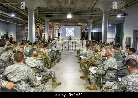 Stati Uniti I soldati assegnati al 115Polizia Militare Company, Rhode Island National Guard per assistere ad un breve trattamento presso la c.c. La Guardia Nazionale Armory, Washington D.C., Gennaio 18th, 2017. Soldati da 115 MP Co. ha viaggiato 8 ore per supportare l inaugurazione di Trump come lui diventa il quarantacinquesimo Presidente degli Stati Uniti durante la 58th inaugurazione presidenziale. 7.500 guardie nazionali da 44 membri, tre territori e il Distretto di Columbia assegnato alla Joint Task Force D.C. sono per fornire la gestione del traffico, la gestione della folla, la sicurezza e la logistica di supporto durante il in Foto Stock