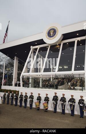 I membri dell'U.S. Banda Armata, 'Pershing proprio,' rendere onore a Presidente Trump alla Casa Bianca il riesame di stand durante la Parata inaugurale per il 58th inaugurazione presidenziale a Washington, 15 gennaio 2017. Più di 5 mila militari provenienti da tutta tutti i rami delle forze armate degli Stati Uniti, inclusi quelli di riserva e la Guardia Nazionale componenti, forniti cerimoniale di supporto e sostegno per la difesa delle autorità civili durante il periodo inaugurale. Foto Stock