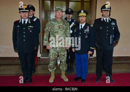 (Da sinistra), Col. Roberto Campana, capo del personale è il centro di eccellenza per la stabilità delle unità di polizia (CoESPU), Lt. Gen. Charles D. Luckey, Comandante generale U.S. La riserva di esercito Comando, U.S. Esercito Col. Dario S. Gallegos, CoESPU vice direttore e Col Nicola Mangialavori, capo del ramo speciale Reparto, posa per una foto di gruppo presso il centro di eccellenza per la stabilità delle unità di polizia (CoESPU) Vicenza, Italia, 20 gennaio 2017. Foto Stock