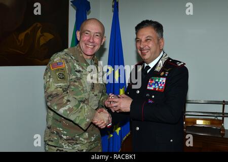 Brig. Gen. Giovanni Pietro Barbano (a destra), centro di eccellenza per la stabilità delle unità di polizia (CoESPU) direttore, riceve un dono dal Lt. Gen. Charles D. Luckey (sinistra), comandante generale U.S. La riserva di esercito di comando, durante la visita al centro di eccellenza per la stabilità delle unità di polizia (CoESPU) Vicenza, Italia, 20 gennaio 2017. Foto Stock