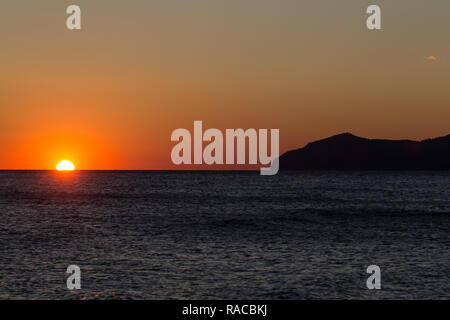 Capalbio, Italia. 02Jan, 2019. Tramonto sul mare sulla costa della Maremma in Toscana, Marina di Capalbio, il secondo giorno del nuovo anno Credito: Matteo Nardone/Pacific Press/Alamy Live News Foto Stock