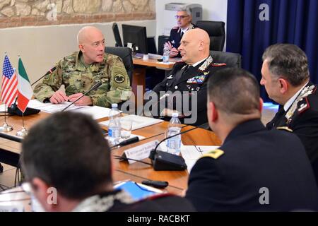 Lt. Gen. Charles D. Luckey (sinistra), comandante generale U.S. La riserva di esercito comando, parlare con Lt. Gen Vincenzo Coppola (a destra), comandante generale "" Palidoro Carabinieri specializzati e unità mobili, durante la visita al centro di eccellenza per la stabilità delle unità di polizia (CoESPU) Vicenza, Italia, 20 gennaio 2017. Foto Stock