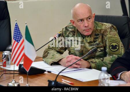 Lt. Gen. Charles D. Luckey, Comandante generale U.S. La riserva di esercito di comando, gli indirizzi, durante la visita al centro di eccellenza per la stabilità delle unità di polizia (CoESPU) Vicenza, Italia, 20 gennaio 2017. Foto Stock