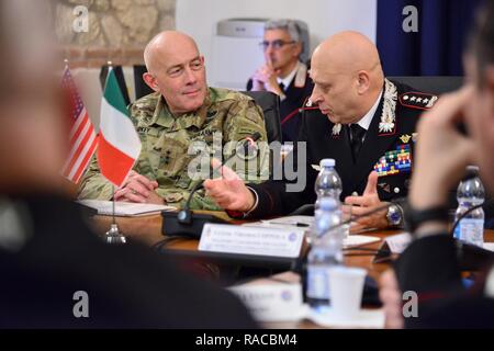 Lt. Gen Vincenzo Coppola (sinistra), comandante generale "" Palidoro Carabinieri specializzati e unità mobili, parlare con Lt. Gen. Charles D. Luckey (sinistra), comandante generale U.S. La riserva di esercito di comando, durante la visita al centro di eccellenza per la stabilità delle unità di polizia (CoESPU) Vicenza, Italia, 20 gennaio 2017. Foto Stock